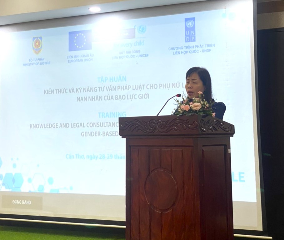 Chương trình Lớp “Tập huấn kiến thức và kỹ năng tư vấn pháp luật cho phụ nữ là nạn nhân của bạo lực giới” được tổ chức tại thành phố Cần Thơ.